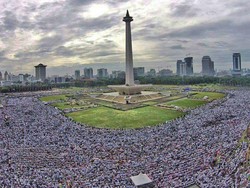 Foto Dramatis Lautan Massa Aksi Damai 2 Desember di Monas