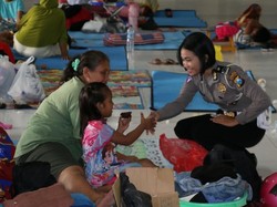 Bantuan Korban Banjir di Bojonegoro Mengalir, Polisi Bagi Makanan ke Pengungsi