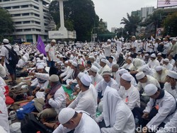 Massa Gelar Sajadah di Jalan MH Thamrin, Tutupi Jalur dari HI ke Patung Kuda