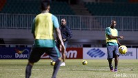 Para pemain melakukan latihan mengoper bola.