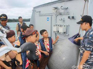 Joy Sailing Masyarakat Banten dengan KRI Todak-631 Joy Sailing Masyarakat Banten dengan KRI Todak-631