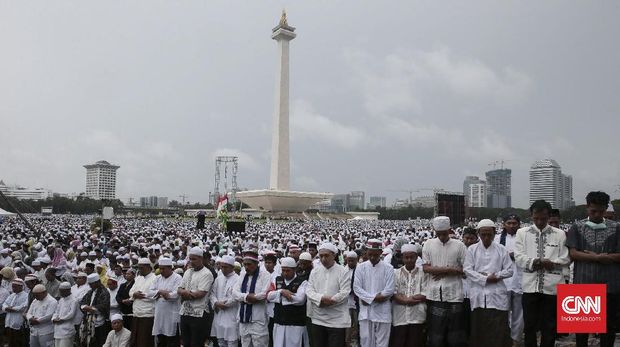 The National Movement for the Fatwa Guard of the Indonesian Ulema Council (GNPF MUI) once again held Action III in Defense of Islam demanding the arrest of Basuki Tjahaja Purnama (Ahok) for blasphemy in Jakarta on Friday (2/12).  (CNN Indonesia / Andry Novelino)