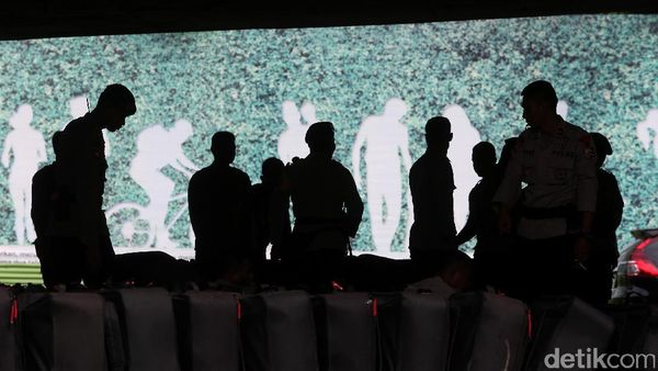 Polisi Berjaga di Kolong Jembatan Taman Ria Senayan