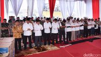Jokowi Salat Jumat di Monas