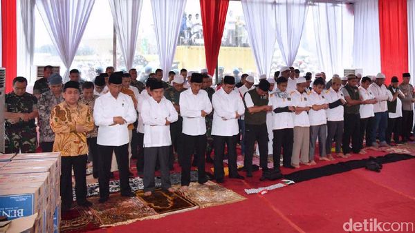 Jokowi Salat Jumat di Monas