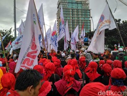 Massa Buruh Berkumpul di Tugu Tani, Sebagian Bubar Usai Nyanyi Indonesia Raya