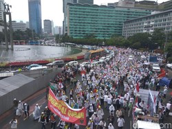 Diguyur Gerimis, Massa dari HI Terus Longmarch ke Monas