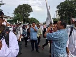 Pengendara Berselfie Ria dengan Peserta Aksi Damai di Medan Merdeka Timur