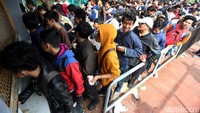 Calon penonton mengantre tiket sejak pagi. Mereka sengaja membeli tiket secara offline alias manual akibat kesusahan ketika ingin membeli via online.