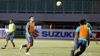 Mereka juga latihan dengan menggunakan bola.