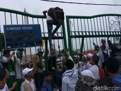 Sebagian Massa Loncat Pagar Monas, Pintu Arah Istiqlal Akhirnya Dibuka