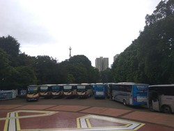 Bus Damri di Parkir Timur Senayan Ini Siap Antar Massa Aksi 2 Desember Pulang