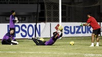 Para kiper dilantik menangkap bola.