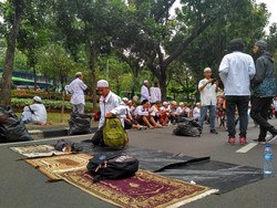 Massa Aksi 2 Desember Mulai Gelar Sajadah di Jl Medan Merdeka Selatan