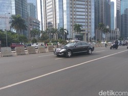 Tinggalkan GBK, Jokowi Melintasi Kerumunan Massa Aksi 2 Desember