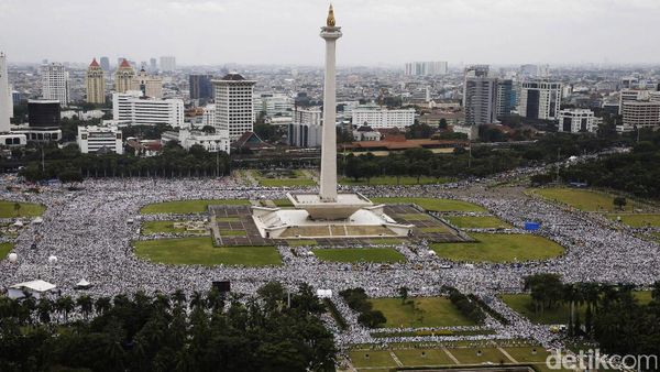 Lautan Massa Aksi Damai 2 Desember di Monas