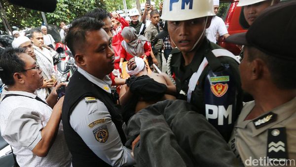 Satu Orang Diduga Provokator Dibawa ke Mapolsek Gambir