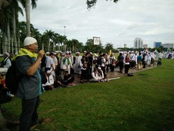 Ada Pasukan Bersyal Kuning yang Khusus Jaga Rumput Monas Tak Diinjak