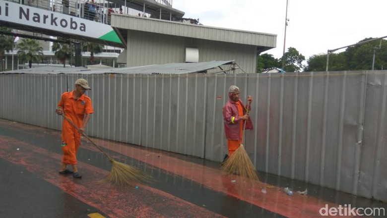 Aksi Pasukan Oranye Berjibaku Bersihkan Sampah di Bundaran HI