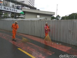 Aksi Pasukan Oranye Berjibaku Bersihkan Sampah di Bundaran HI