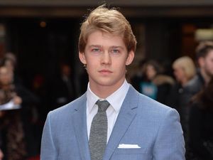 Joe Alwyn Tak Pede Jadi Karakter Utama di Billy Lynns Long Halftime Walk