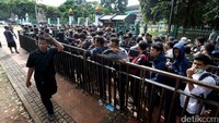 Suporter tampak kondusif menunggu antrean.
