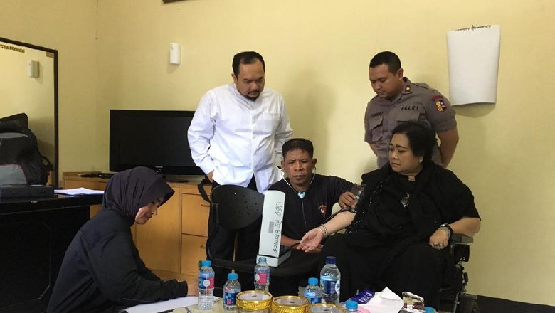 Foto Pemeriksaan Rachmawati dan Mulan yang Temani Ahmad Dhani di Mako Brimob
