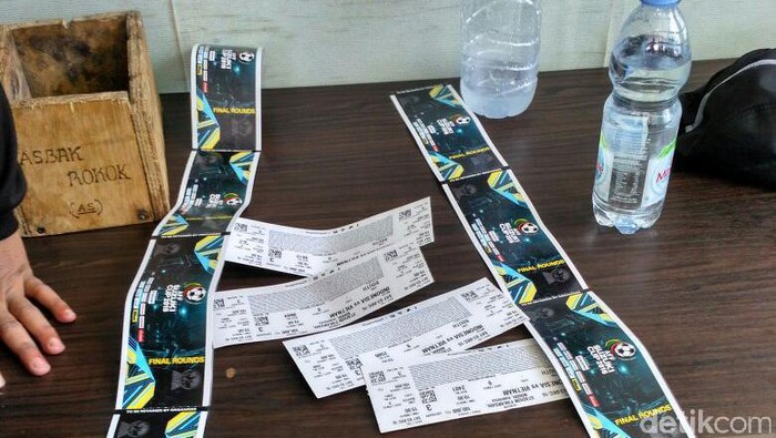 Suporter Tangkap Beberapa Calo, Digiring ke Kantor Menpora