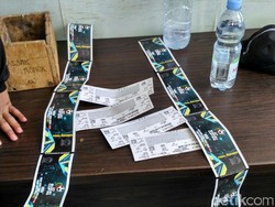 Suporter Tangkap Beberapa Calo, Digiring ke Kantor Menpora