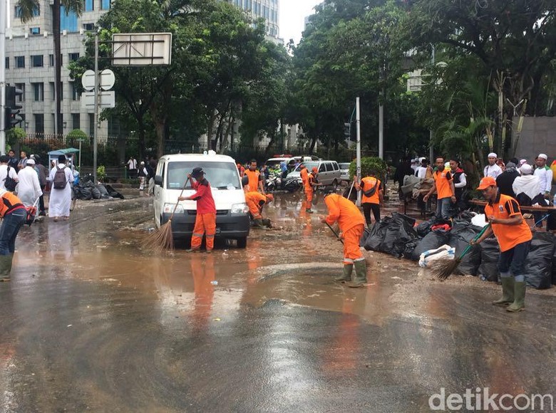 Pasukan Oranye Bersihkan Jalan di Sekitar Patung Kuda Usai Aksi 2 Desember