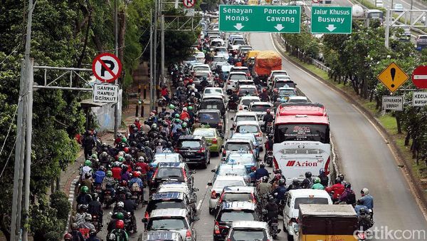 Ada Aksi Damai, Lalin Senayan ke Bundaran HI Macet