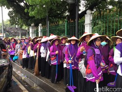 Siswi-siswi Asal Depok dan Ciamis Bersihkan Sampah di Monas