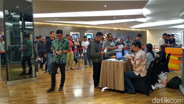 Suasana penukaran tiket di counter Kiostix