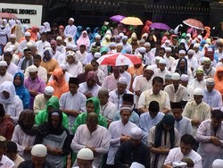 Saat Massa Aksi 2 Desember Salat Jumat dengan Berpayung dan Berjas Hujan