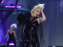 Anti-mainstream! Gaya Lady Gaga Hiking dengan Heels 10 CM & Gaun Malam