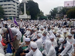 Gelar Sajadah, Massa Aksi Damai Putihkan Jl MH Thamrin Sampai Patung Kuda