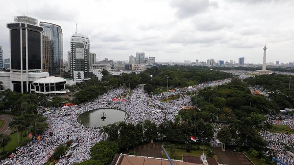 Foto Lautan Massa di Monas Hingga Patung Kuda