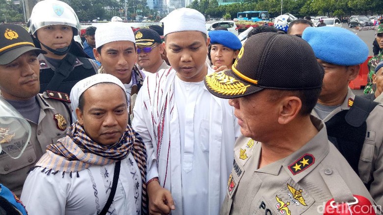 Kapolda Metro Sapa Peserta Aksi Damai di Bundaran HI