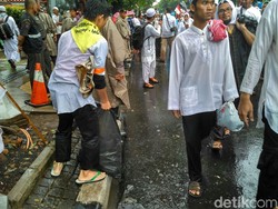 Massa Aksi 2 Desember Bubar Perlahan dari Monas Sambil Selawatan