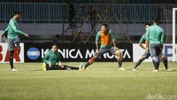 Kurnia Meiga cs menjajal Stadion Pakansari, Cibinong.