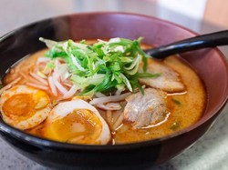 Ingin Menyendiri Sambil Makan Ramen? Restoran Ini Sediakan Ruang Bersekat Khusus