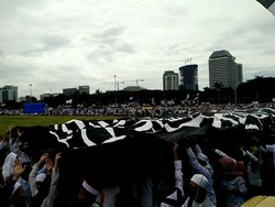 Bendera Hitam Raksasa Diarak di Depan Monas dengan Tertib