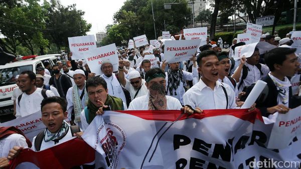 Massa Aksi Damai 2 Desember Padati Jalan Medan Merdeka Selatan