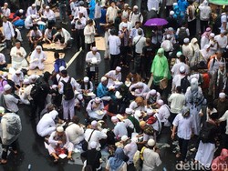Bubar Aksi, Sebagian Massa Makan Bersama di Dekat Halte TransJ Gambir