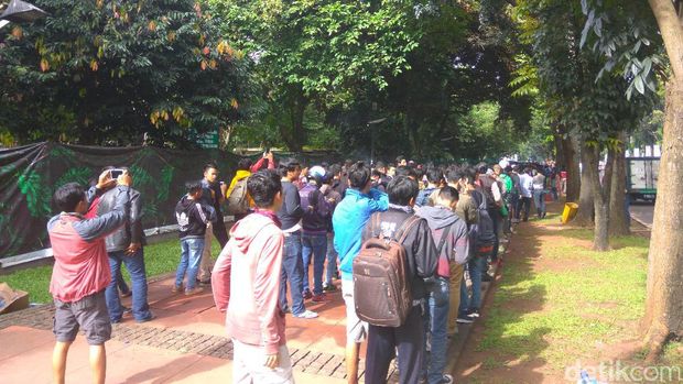 Suporter Serbu GBK untuk Beli Tiket karena Susah Beli <I>Online</I>