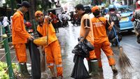 Pasukan Oranye Bersihkan Sampah di Kawasan Monas