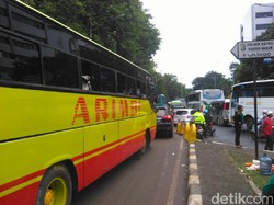 Bus Massa 2 Desember Tinggalkan Lapangan Banteng, Sampah Dibersihkan