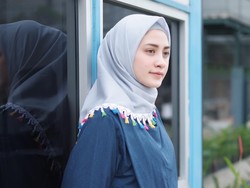 Trend Alert: Jilbab Rumbai yang Dipakai Zaskia Sungkar Hingga Selebgram