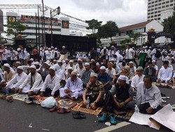 Massa Aksi 2 Desember Gelar Sajadah di Jalan Medan Merdeka Timur