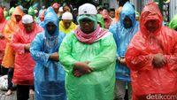 Momen Khusyuk Massa Salat Jumat Berjas Hujan